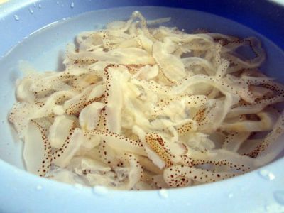 Marine jellyfish used in jellyfish noodle soup is usually small, opaque white, caught by the fishermen in the remote ocean area